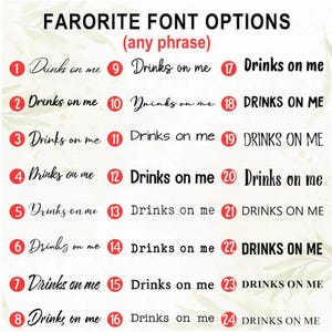 Puede incluir: Una tabla de selecci&oacute;n de fuentes titulada FARORITE FONT OPTIONS (any phrase) que muestra veinticuatro muestras de texto negro numeradas. Cada muestra presenta la frase Drinks on me o DRINKS ON ME en varios tipos de letra.