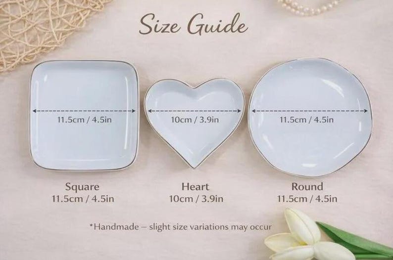 Puede incluir: Un conjunto de tres platos blancos de cer&aacute;mica en formas cuadrada, coraz&oacute;n y redonda con bordes plateados. Los platos cuadrado y redondo miden 11,5 cm, mientras que el plato en forma de coraz&oacute;n mide 10 cm. Texto: Size Guide, Square, Heart, Round, Handmade.