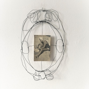 Sculpture de fil, verticale de femme, un jour à la plage, carte postale de cru