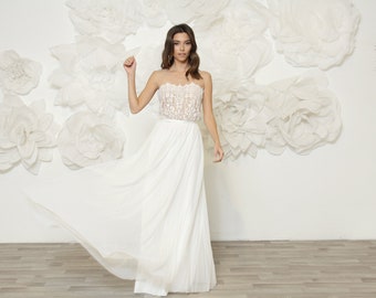 Effortlessly cool, comfortable and delicate wedding dress with simple elegance romantic style.