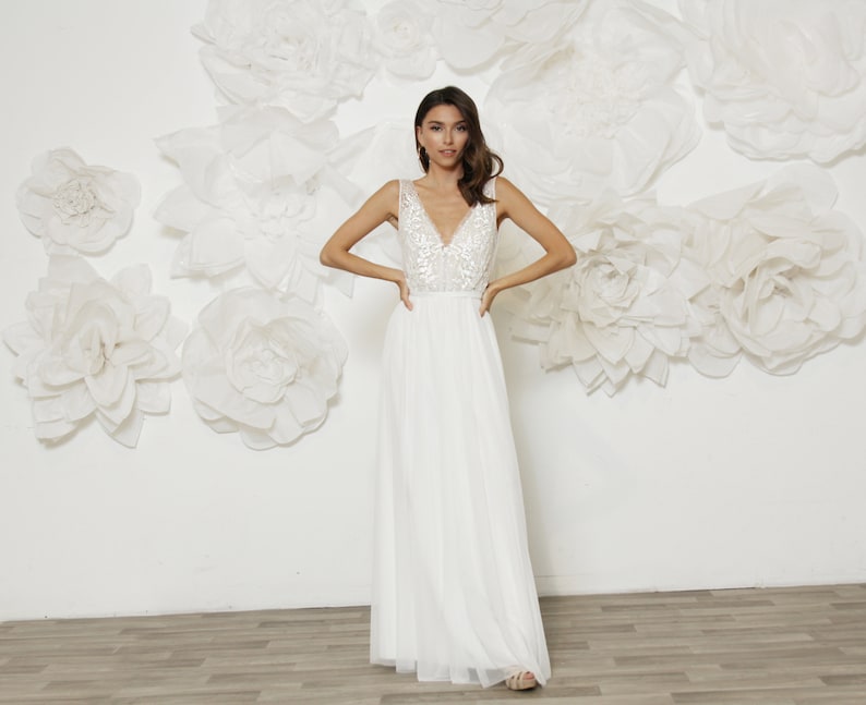 Dreamy wedding dress with breathtaking floral embroidery, flattering silhouette and magnificent combination of delicate fabrics. image 3