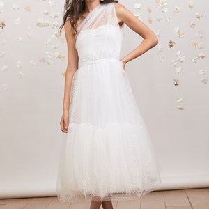 Elegant One Shoulder Tulle Wedding Dress | Sleeveless Princess Bridal Gown main image 0