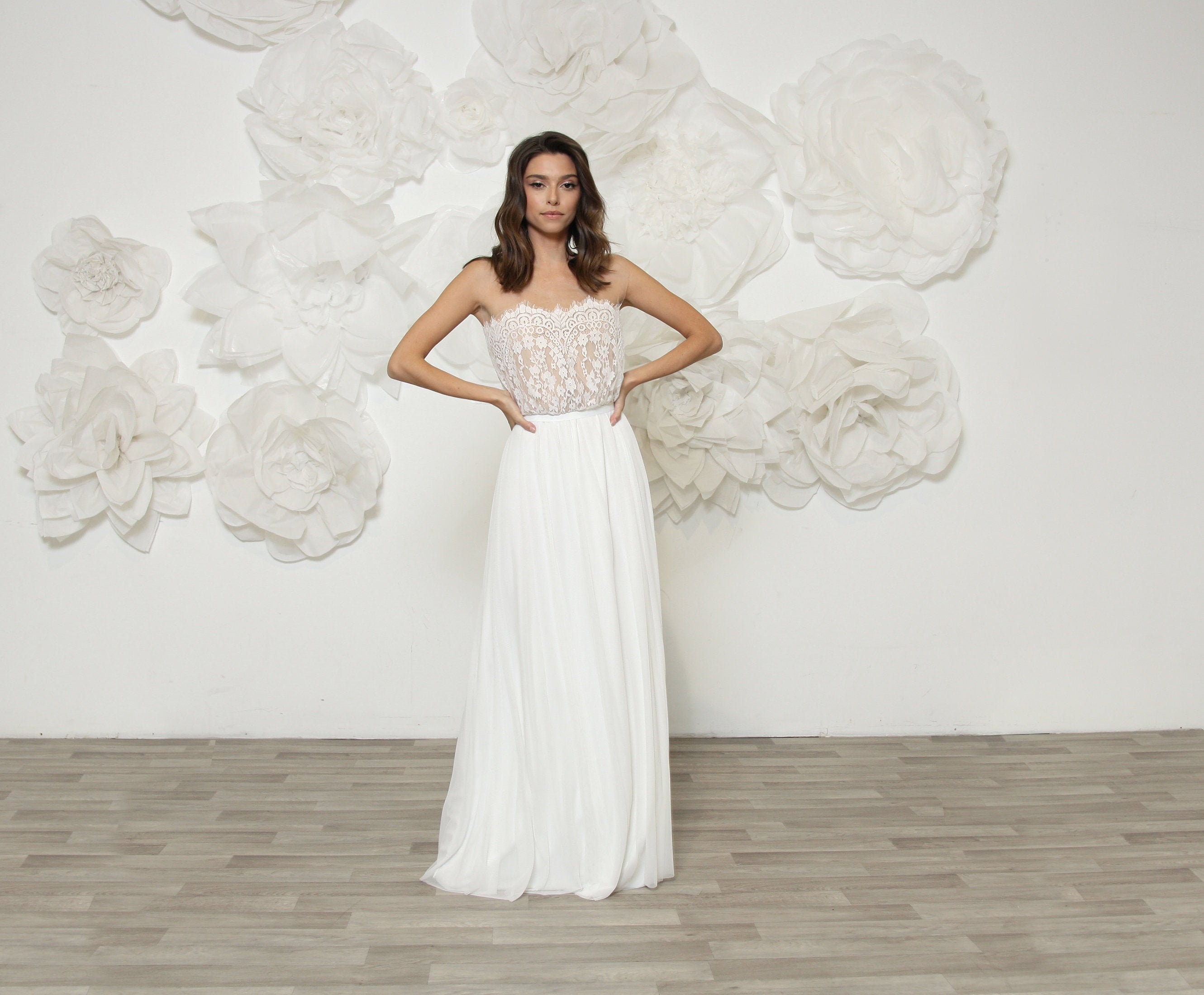 Chic, comfortable and delicate wedding dress with simple elegance, romantic and Effortlessly cool style Chic, comfortable and delicate wedding dress with simple elegance, romantic and Effortlessly cool style