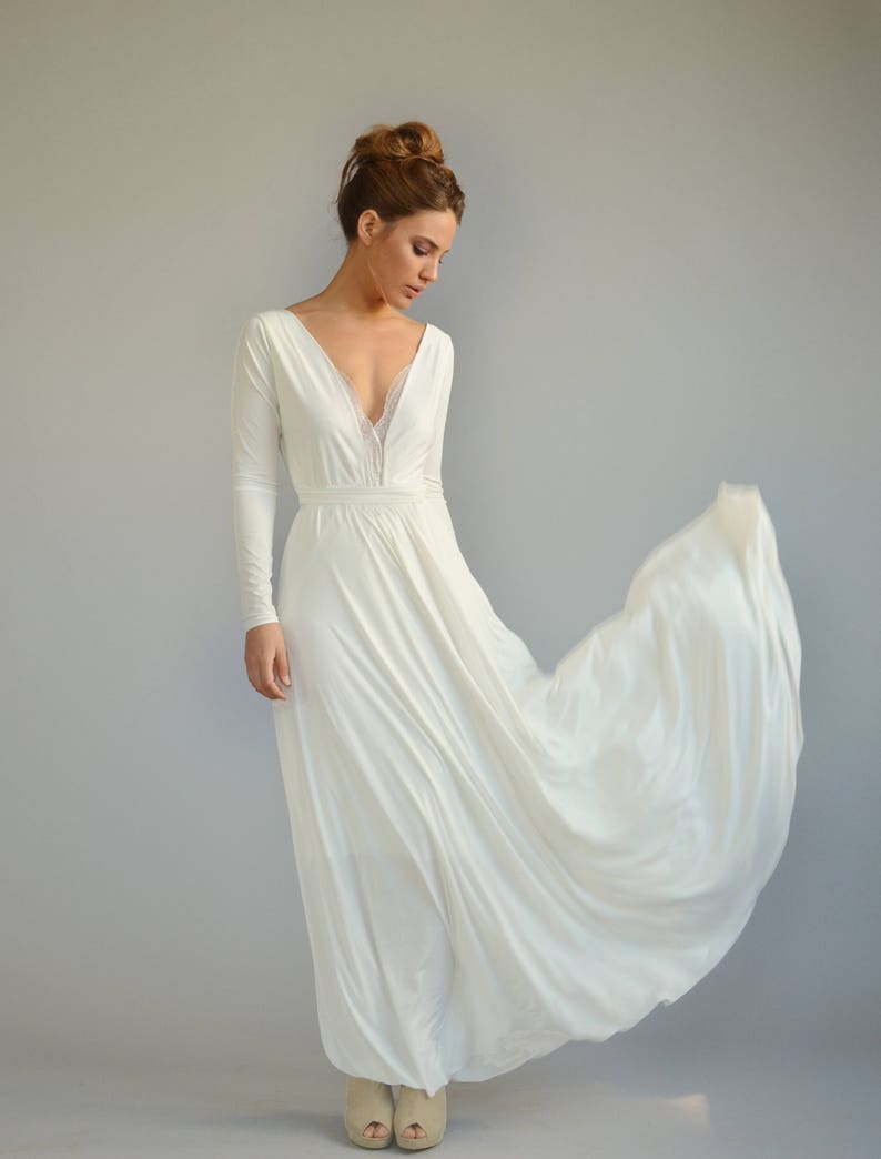 Платья белые шелка. Белое платье. Белое длинное платье. Струящееся свадебное платье. Легкое свадебное платье.