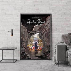 Può includere: Poster cinematografico incorniciato per "Phantom Thread" con un design scuro e artistico. Il poster presenta il titolo del film in una sceneggiatura elegante, con una coppia che si abbraccia in un ambiente surreale e colorato. Il poster è ambientato contro un muro di mattoni bianchi.