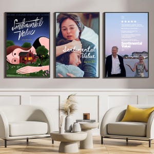 Könnte beinhalten: Drei gerahmte Filmplakate mit dem Titel "Sentimental Value" werden gezeigt. Die Plakate zeigen verschiedene Szenen und Kunstwerke, darunter eine Frau auf einem Feld, zwei sich umarmende Frauen und ein Mann und eine Frau am Strand. Die Plakate sind in schwarzen Rahmen.