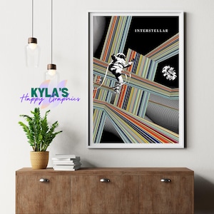 Peut inclure: Une affiche encadrée représentant un astronaute dans un décor de lignes géométriques colorées. Le mot "INTERSTELLAR" est en haut. L'œuvre d'art a un style moderne et abstrait, avec un fond noir et un cadre blanc.