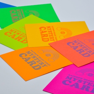 Carte mystère Tarot coeur arc-en-ciel - une carte aléatoire du Tarot coeur arc-en-ciel dans une enveloppe fluorescente estampée à la main