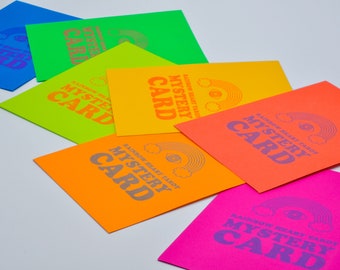 Carte mystère de tarot coeur arc-en-ciel : une seule carte de tarot dans une enveloppe néon imprimée en risographie