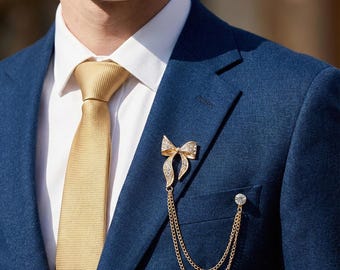 Gold Schleifen Brosche, Gold Schleife Revers Pin, Quaste Stil, Herren Brosche, Bräutigam Geschenk, Anzug Accessoire, Hemdknopf, Herren Accessoire