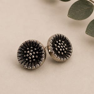 Originelle Statement-Ohrringe aus alten silbrigen Knöpfen, Geschenk, Statement, modern, gewagt, mal was anderes
