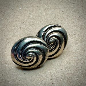 Historische Knöpfe als Ohrstecker, einzigartig, feminin, modern, besonders, Metall, Geschenk, Feierlichkeit, Vintage, Statement, Musthave