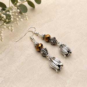 Silberfarbene Ohrringe, mit Perle, toller Blüte, niedlich, Geschenk, schick, modern, aktuell, Musthave, Vintage, super, besonders, Trend