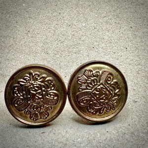 Historische Knöpfe als Ohrstecker, einzigartig, feminin, modern, besonders, Metall, Geschenk, Feierlichkeit, Vintage, Statement, Musthave