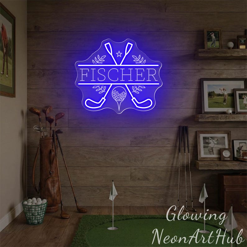 Puede incluir: Un letrero de ne&oacute;n azul brillante con el nombre "FISCHER" en blanco, con palos de golf, una pelota de golf y elementos decorativos. El letrero est&aacute; montado en una pared de madera, con decoraci&oacute;n tem&aacute;tica de golf.