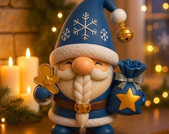 Puede incluir: Una figura de gnomo festivo con un atuendo azul, barba y sombrero blancos, sosteniendo un hombre de jengibre dorado y un saco azul con una estrella dorada. El gnomo tiene una cara sonriente y está decorado con copos de nieve y una campana dorada.