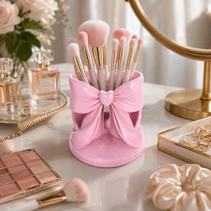 Soporte de maquillaje con forma de lazo coqueto (modelos STL+OBJ+3MF para impresión 3D). Organizador de tocador adorable (descarga digital). Decoración perfecta para un escritorio femenino.