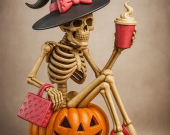 Może przedstawiać: Kapryśny obraz o tematyce Halloween przedstawia szkielet w czarnym kapeluszu czarownicy z różową kokardą, czerwonych szpilkach i trzymający czerwoną torebkę i filiżankę kawy. Szkielet siedzi na wyrzeźbionej pomarańczowej dyni.