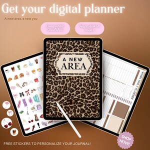 Peut inclure: Tablette numérique avec une couverture à imprimé léopard et le texte "A New Area". L'image comprend un stylet et deux autres tablettes, l'une avec des autocollants et l'autre avec une mise en page de planificateur quotidien. Le texte indique "Get your digital planner."