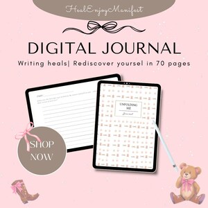 Peut inclure: Journal numérique sur une tablette avec le texte "Unfolding Me Journal". L'image comprend également une deuxième tablette avec des pages lignées, un ours en peluche et le texte "Writing heals | Rediscover yourself in 70 pages".