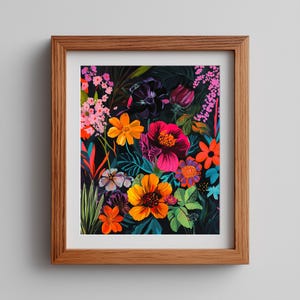 Op de afbeelding: Een ingelijste kunstdruk met een kleurrijk bloemstuk tegen een donkere achtergrond. Het kunstwerk toont bloemen in roze, oranje, geel en paars, met groene bladeren. De houten lijst voegt een klassieke touch toe.