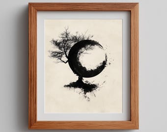Puede incluir: Impresión artística enmarcada con un diseño abstracto en blanco y negro. La obra representa un árbol con un elemento circular, creando una composición equilibrada. La impresión está enmarcada en un marco de madera, añadiendo un toque natural.