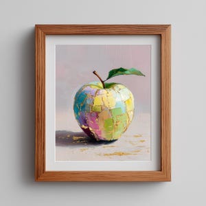 Può includere: Stampa artistica incorniciata con una mela colorata. La mela è dipinta con un mosaico di colori pastello e accenti dorati. Una foglia verde e un gambo marrone sono attaccati alla parte superiore. La cornice è in legno.
