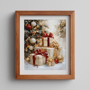 Könnte beinhalten: Gerahmtes Gemälde eines Weihnachtsbaums mit Ornamenten und verpackten Geschenken. Die Geschenke sind cremefarben mit roten Schleifen. Goldene und rote Ornamente sind um den Baum herum verstreut. Der Rahmen ist aus Holz.