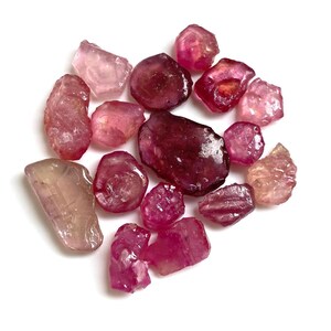 Rosa silkeslen safirrubin grova ädelstenar, helande kristaller (79 karat, 14 stycken)