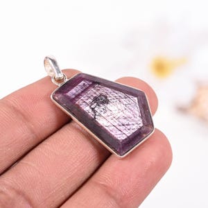 Naszyjnik z geometrycznym rubinowym połyskiem, biżuteria ze srebra próby 925 z kamieniami szlachetnymi, 30 x 20 mm, prezent dla niego