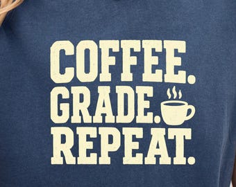 Moletom vintage para professores com estampa "Coffee Grade Repeat", um presente aconchegante para professores e ideal para a volta às aulas.