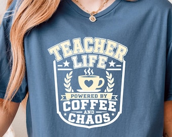Camiseta "Vida de Professor Movida a Café e Caos", Presente Divertido para Agradecimento aos Professores, Camiseta para a Volta às Aulas