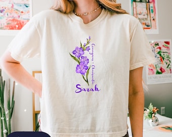 Top cropped personalizado com flor de nascimento de agosto, camiseta boxy Comfort Colors com estampa de gladíolo, presente com nome personalizado