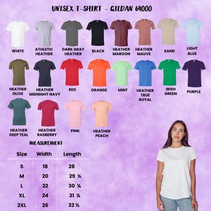 Op de afbeelding: Een display van Gildan 64000 unisex t-shirts in diverse kleuren, waaronder wit, zwart en rood. De afbeelding toont ook een maattabel met afmetingen in inches, en een vrouw die een wit t-shirt draagt. De breedtematen zijn 45.7 cm tot 66 cm.