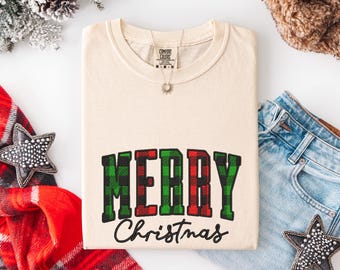 Camiseta Comfort Colors Bordada "Feliz Natal", Camiseta Aconchegante de Natal, Camiseta Xadrez com Bordado de Letras, Blusa com Estilo de Inverno