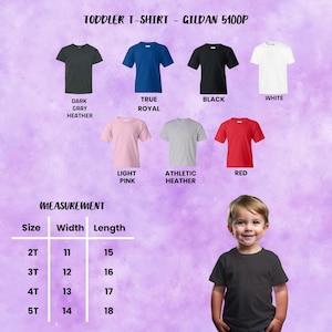 Op de afbeelding: Een selectie van peuter-T-shirts in verschillende kleuren, waaronder donkergrijs, koningsblauw, zwart, wit, lichtroze, athletic heather en rood. De afbeelding toont ook afmetingen: breedte van 28 tot 36 cm en lengte van 38 tot 46 cm.