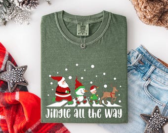Camiseta Comfort Colors Jingle All The Way, Camiseta com Papai Noel, Boneco de Neve, Elfo e Rena, Camiseta Divertida de Natal, Camiseta com Estampa Natalina, Presente Natalino Retrô