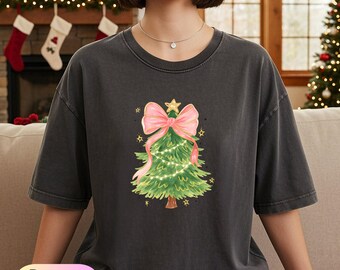 Camiseta Comfort Colors com Laço de Árvore de Natal, Camiseta Natalina Coquette, Camiseta Fofa de Natal, Moletom Natalino Estético, Camiseta Aconchegante de Inverno