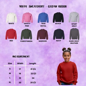 Op de afbeelding: Een selectie van sweatshirts voor kinderen in verschillende kleuren, waaronder wit, roze, blauw, zwart en grijs. De afbeelding toont een rood sweatshirt op een jonge persoon en een maattabel.
