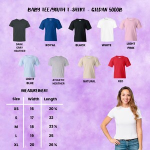 Op de afbeelding: Diverse baby- en jeugd-T-shirts in kleuren zoals donkergrijs, koningsblauw, zwart, wit, lichtroze, lichtblauw, athletic heather, naturel en rood. De maten worden in inches weergegeven voor de maten XS tot XL.