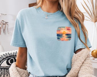 Camiseta Aquarela Pôr do Sol no Oceano, Camiseta de Praia Comfort Colors com Bolso, Camiseta de Verão Costeira