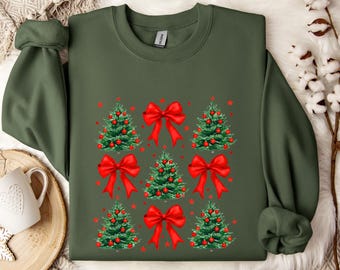 Moletom natalino com laço vermelho, suéter fofo com árvore de Natal, blusa de gola redonda com laço festivo, roupa aconchegante de Natal, moletom festivo de inverno.