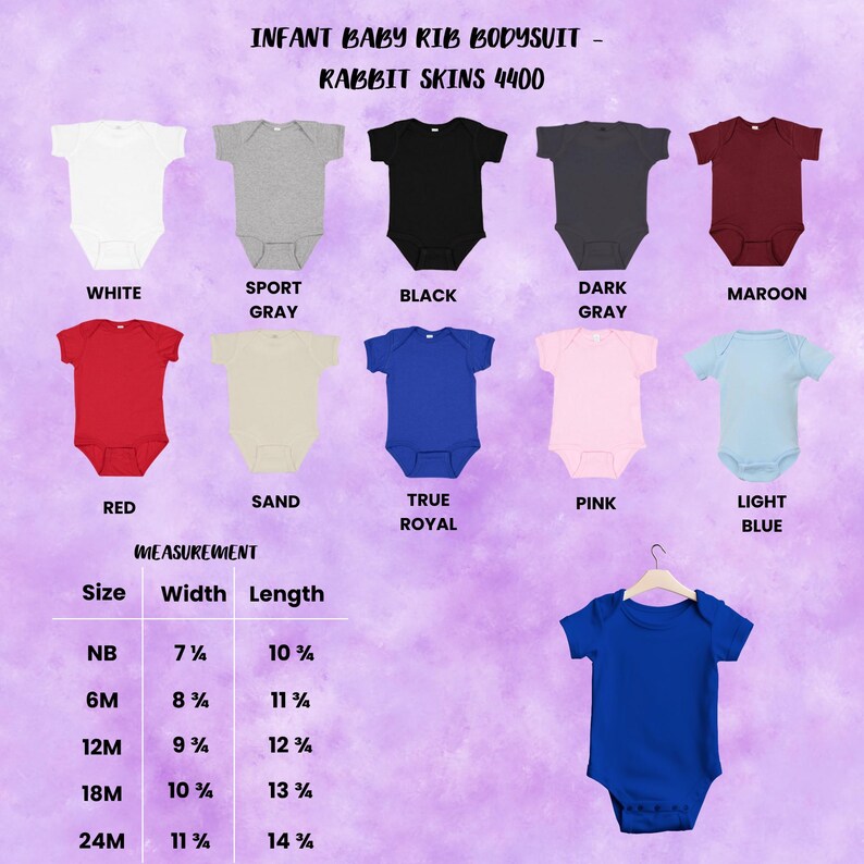 Op de afbeelding: Een selectie van baby rib bodysuits in verschillende kleuren, waaronder wit, grijs, zwart, rood en blauw. De afbeelding toont de Rabbit Skins 4400 collectie, met maat- en meetgegevens. Een koningsblauwe bodysuit hangt aan een hanger.