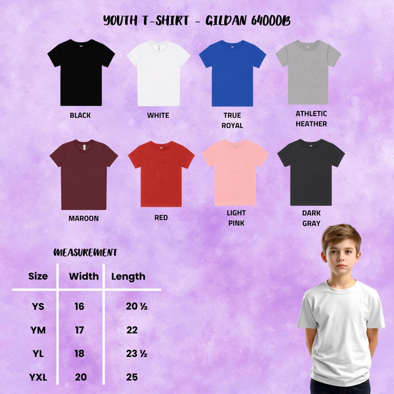 Op de afbeelding: Een selectie van jeugd-T-shirts in diverse kleuren, waaronder zwart, wit en rood. De afbeelding toont het Gildan 64000B model, met een maattabel in inches. Een jongere draagt een wit T-shirt.