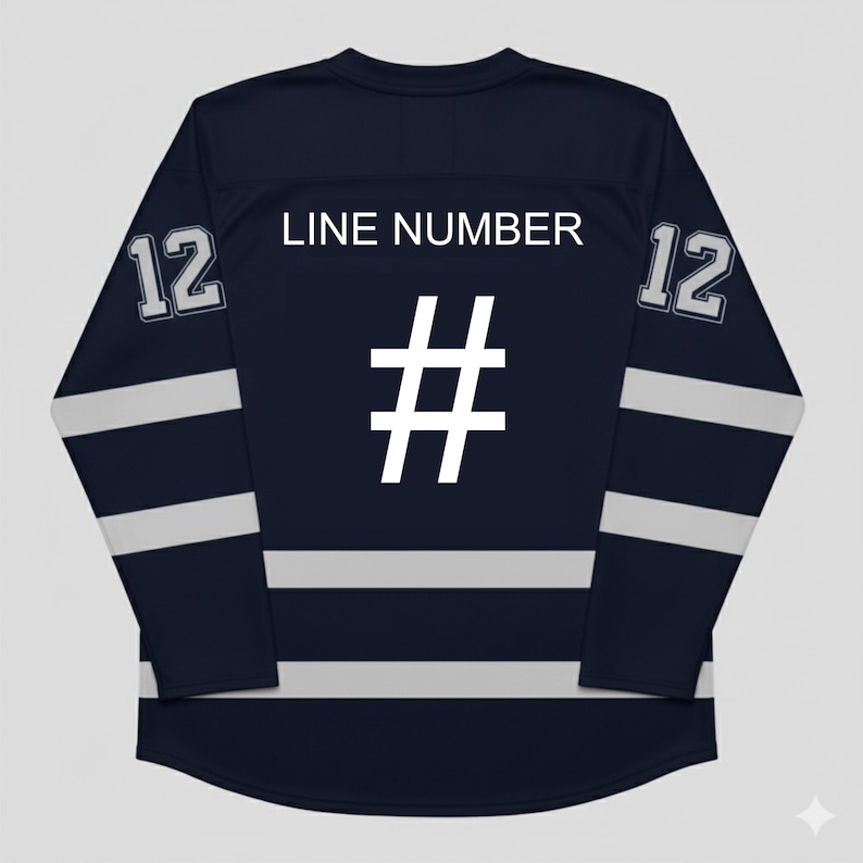 K&ouml;nnte beinhalten: Marineblaues Langarm-Hockeytrikot mit wei&szlig;en Streifen und Akzenten. Das Trikot hat die Nummer 12 auf jedem &Auml;rmel und den Text "LINE NUMBER" &uuml;ber einem gro&szlig;en wei&szlig;en Hashtag-Symbol auf dem R&uuml;cken.