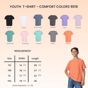 Pode incluir: Uma cartela de cores de camisetas juvenis Comfort Colors 9018 com doze cores s&oacute;lidas: preto, branco, blue jean, pepper, violeta, orqu&iacute;dea, espuma do mar, flor, giz, cinza e mel&atilde;o. Uma tabela de medidas lista larguras e comprimentos em polegadas para os tamanhos YS, YM, YL e YXL, ao lado de uma camiseta cor de mel&atilde;o.