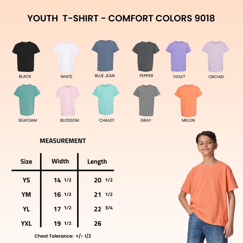 Pode incluir: Uma cartela de cores de camisetas juvenis Comfort Colors 9018 com doze cores s&oacute;lidas: preto, branco, blue jean, pepper, violeta, orqu&iacute;dea, espuma do mar, flor, giz, cinza e mel&atilde;o. Uma tabela de medidas lista larguras e comprimentos em polegadas para os tamanhos YS, YM, YL e YXL, ao lado de uma camiseta cor de mel&atilde;o.