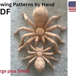 Könnte beinhalten: Zwei beige Plüschspinnen, eine große und eine kleine, werden auf einer grauen Oberfläche gezeigt. Die Spinnen bestehen aus weichem Material und haben segmentierte Körper und Beine. Der Text "Sewing Patterns by Hand PDF" und "Large plus Small" ist sichtbar.