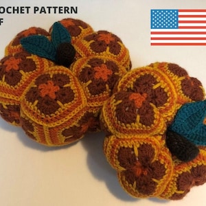 Può includere: Ornamenti a forma di zucca all'uncinetto nei toni del marrone, arancione e giallo, con un dettaglio di foglia verde acqua e stelo nero. L'immagine include il testo "CROCHET PATTERN PDF" e una bandiera americana.