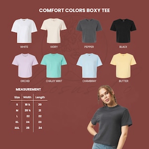 Peut inclure: Pr&eacute;sentation de t-shirts Comfort Colors Boxy dans les couleurs blanc, ivoire, poivre, noir, orchid&eacute;e, menthe crayeuse, chambray et beurre. Tailles de S &agrave; 2XL, largeurs de 46 cm &agrave; 66 cm et longueurs de 51 cm &agrave; 61 cm. Texte : "COMFORT COLORS BOXY TEE".